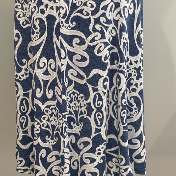 Sami & Jo L Elegant Blue and White Patterned Skirt w Stretch 147 - Picture 6 of 8